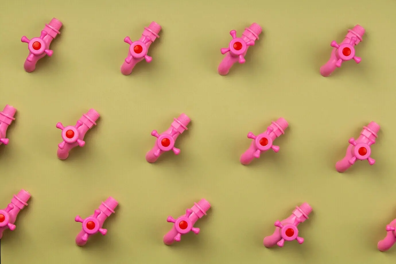 Вид сверху на натюрмортную композицию из ПВХ