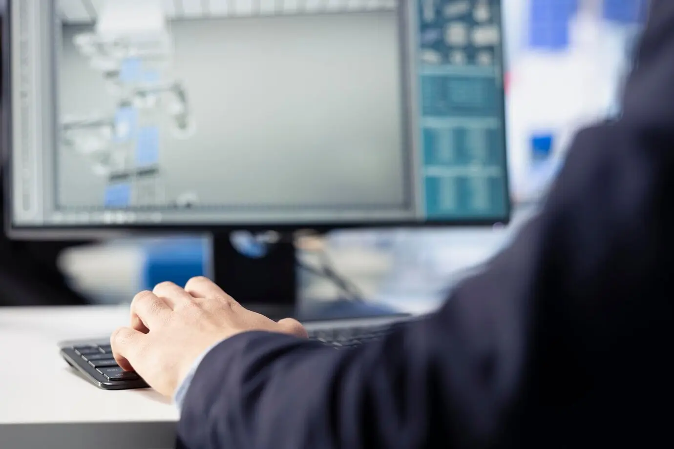 Крупный план эксперта фотовольтаического завода, проводящего эксперименты на компьютере.